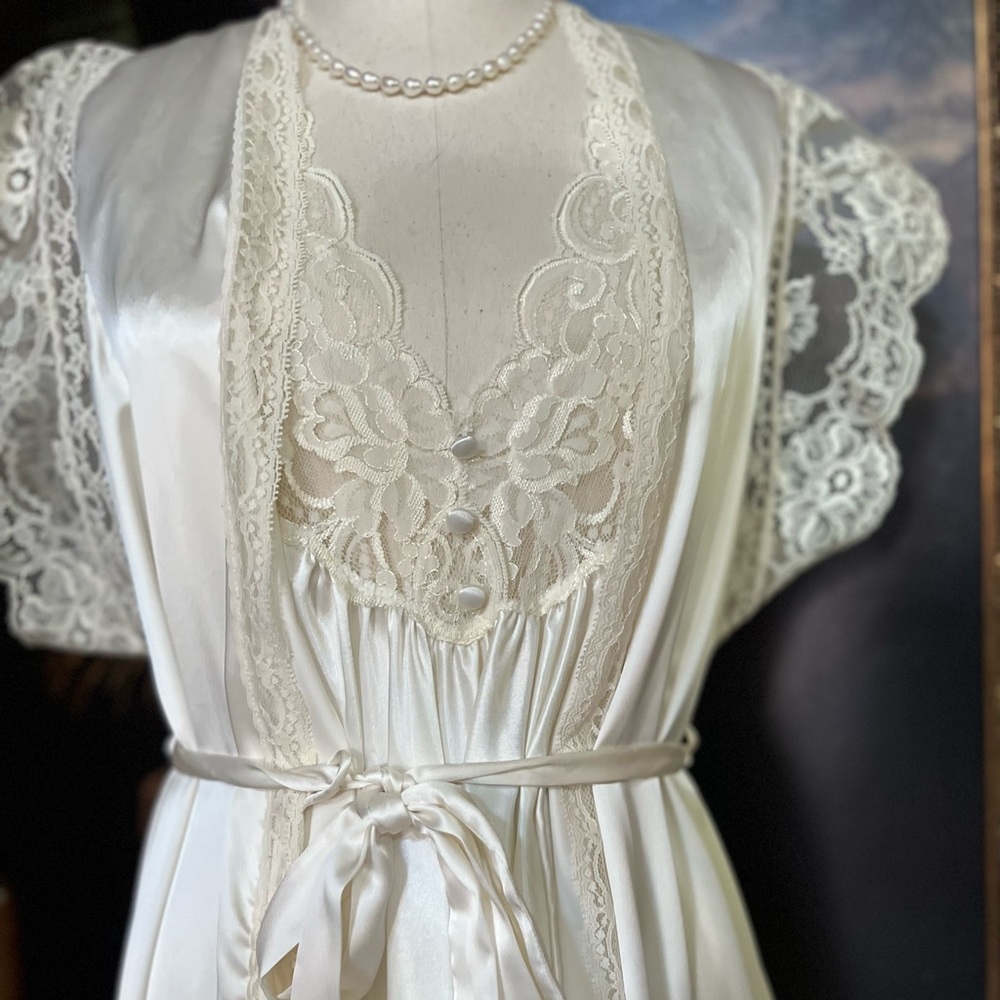 VINTAGE mint Amaretta Night Gown and Robe